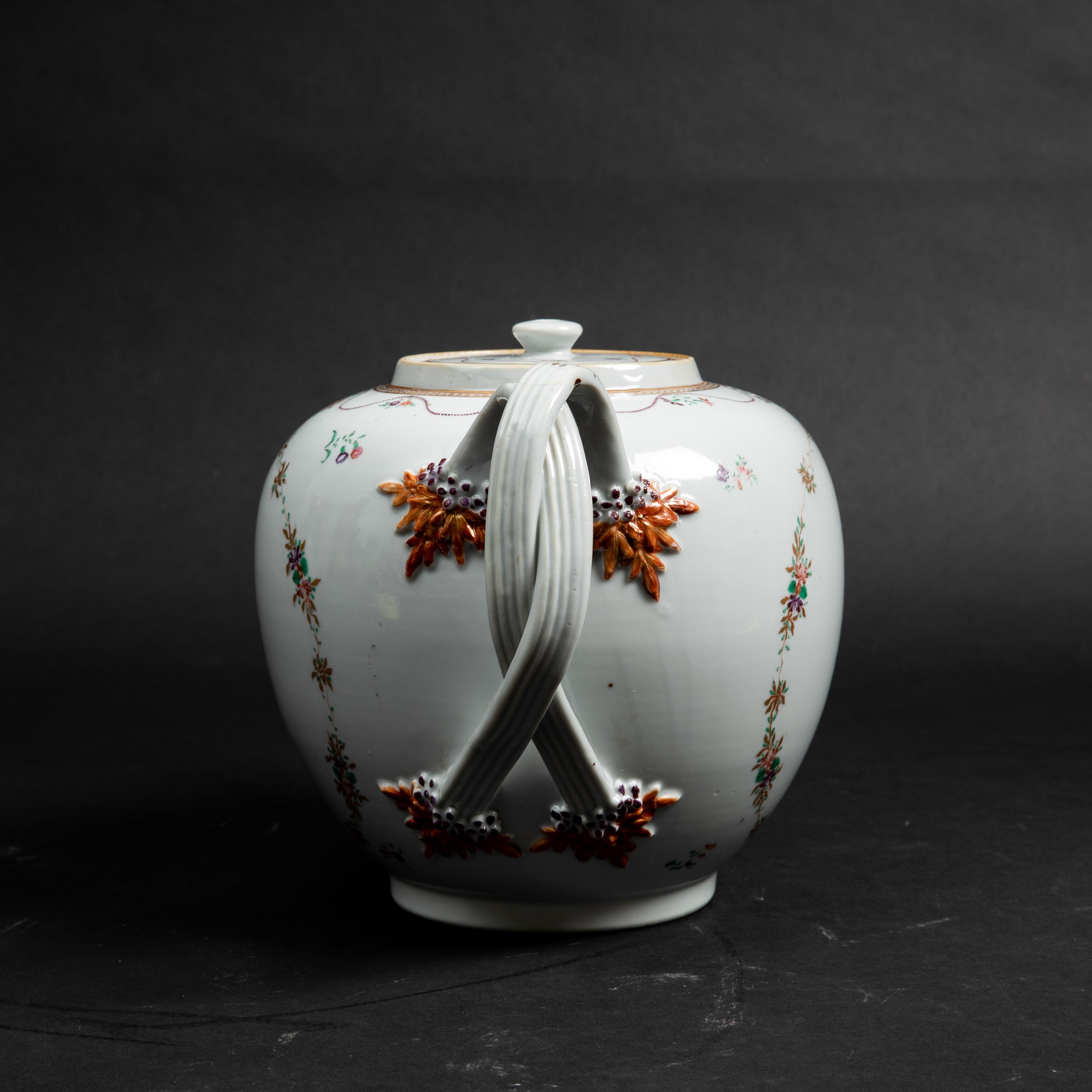 Teiera in Porcellana con Decoro Floreale, Cina, Dinastia Qing, Epoca Qianlong (1736-1796)