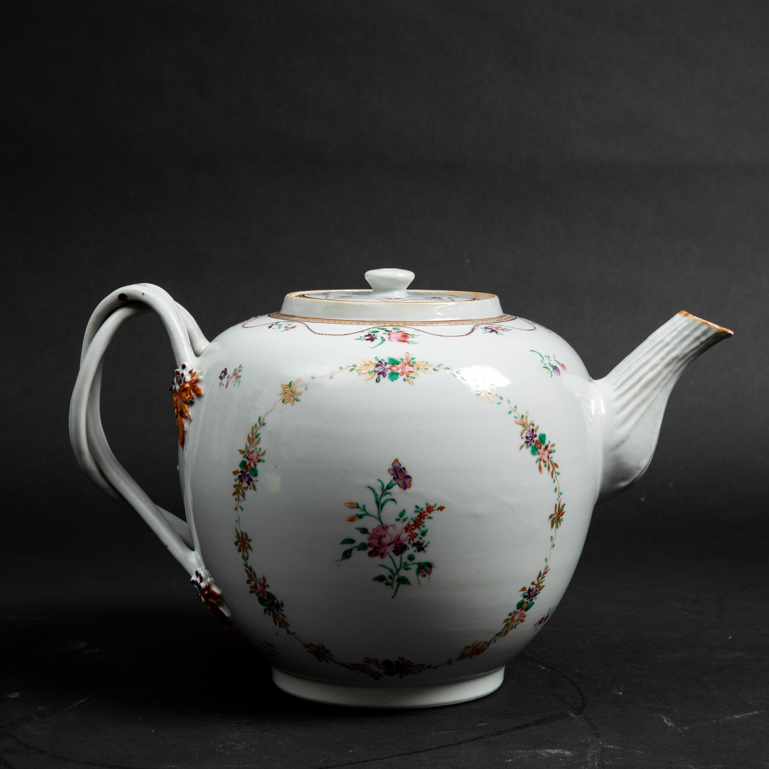 Teiera in Porcellana con Decoro Floreale, Cina, Dinastia Qing, Epoca Qianlong (1736-1796)