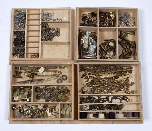 Lotto di guarnizioni (maniglie, boccachiavi, ecc) in bronzo dorato e altri materiali