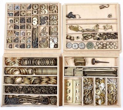 Lotto di guarnizioni in bronzo dorato e accessori in metallo, maniglie e boccachiavi