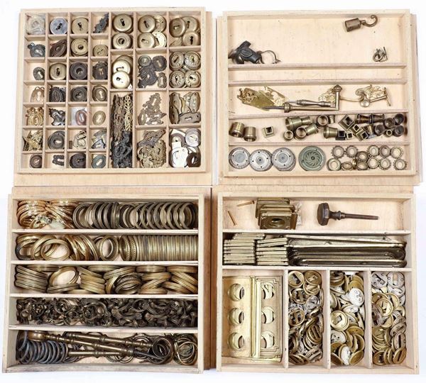 Lotto di guarnizioni (maniglie, boccachiavi, ecc) in bronzo dorato e altri materiali