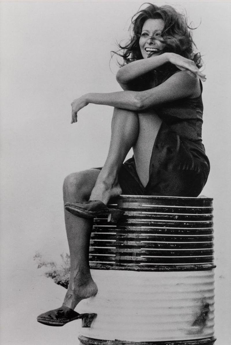 Tazio Secchiaroli - Sophia Loren in una Pausa di “bianco, Rosso E...”, Almeria, Spagna
