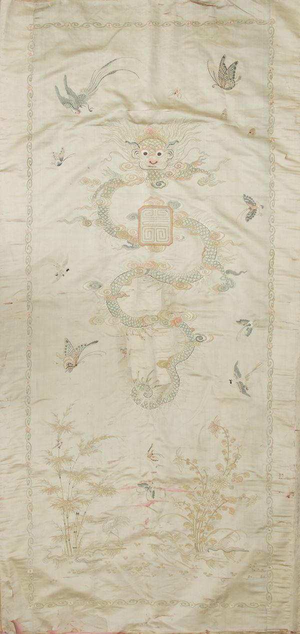 Tessuto in seta ricamata con figura di drago e fenici su fondo panna, Cina, Dinastia Qing, XIX secolo