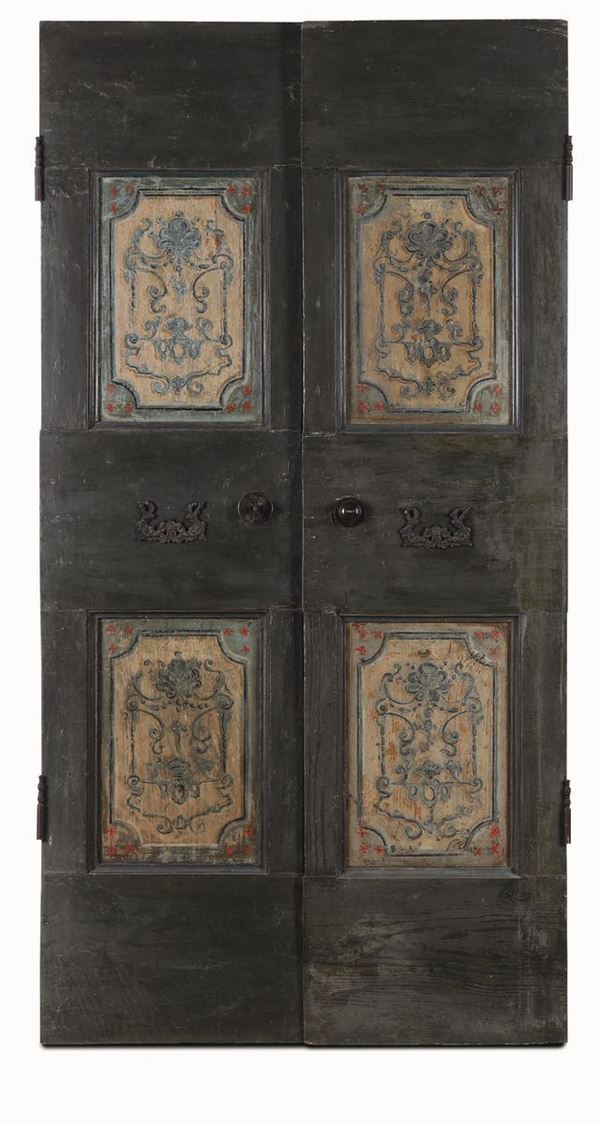 Coppia di ante di porte in legno laccato in policromia. XIX secolo