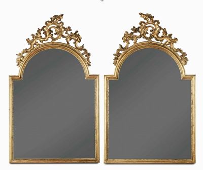 Coppia di Specchiere in Legno Dorato di Forma Centinata con Cimasa Intagliata e Traforata. XIX Se...