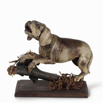 Scultura da Presepe Raffigurante Cane su Base con Inserti di Elementi Naturalistici. Napoli, XIX ...