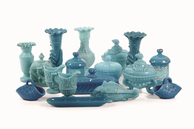Diciassette oggetti in vetro lattimo celeste e blu, XIX e inizio XX secolo  - Asta Dimore Italiane - Cambi Casa d'Aste