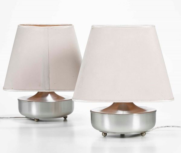 Coppia di lampade da tavolo con struttura in acciaio cromato