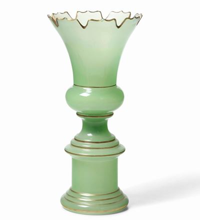 Vaso in Vetro Verde con Profili Dorati