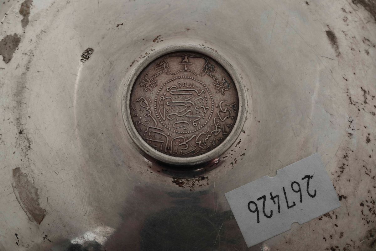 Piccolo Piatto in Argento con Inscrizione, Arabia Saudita