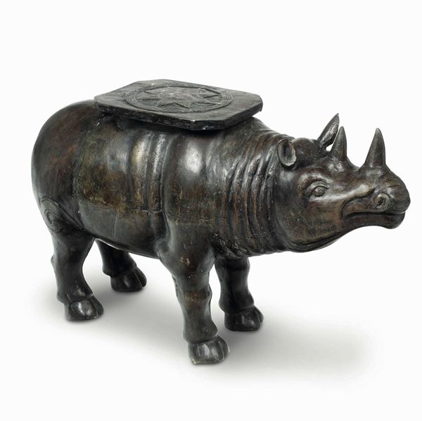 Scultura di rinoceronte in metallo patinato. XX secolo