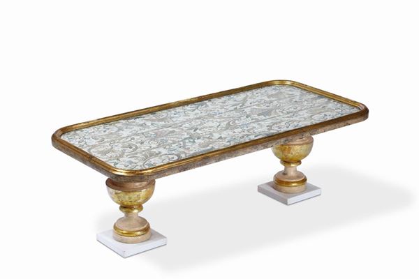 Tavolo basso in legno laccato e dorato