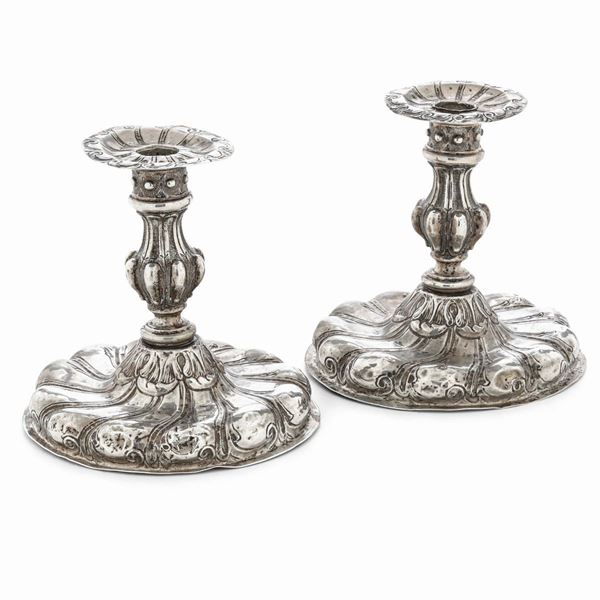 Rara coppia di candelieri in argento fuso, sbalzato e cesellato. Napoli fine XVII secolo. Argentiere  [..]