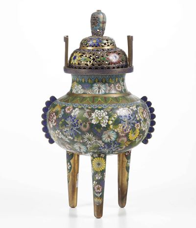 Incensiere Tripode a Smalti con Coperchio e Decori Floreali, Cina, Dinastia Qing, XIX Secolo
