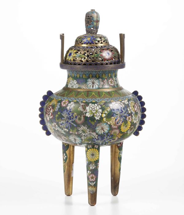 Incensiere tripode a smalti con coperchio e decori floreali, Cina, Dinastia Qing, XIX secolo