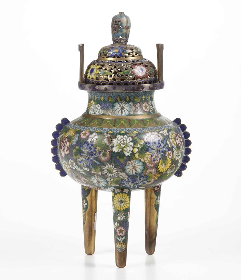 Incensiere tripode a smalti con coperchio e decori floreali, Cina, Dinastia Qing, XIX secolo  - Asta Asian Art - Cambi Casa d'Aste