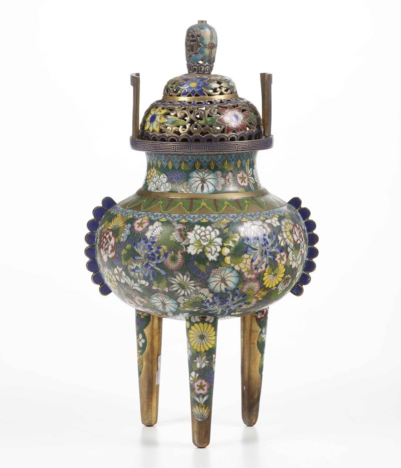 Incensiere tripode a smalti con coperchio e decori floreali, Cina, Dinastia Qing, XIX secolo  - Auction Asian Art - Cambi Casa d'Aste