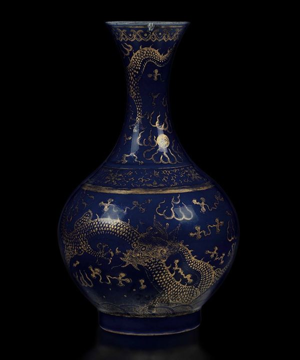Vaso a bottiglia in porcellana monocroma blu con decoro di draghi tra le nuvole lumeggiato in color oro, Cina, Dinastia Qing, marca e del periodo Guangxu (1875-1912)
