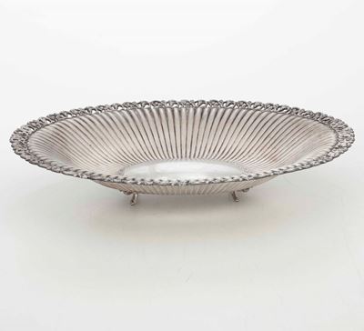 Vassoio Ovale in Argento Fuso, Sbalzato e Cesellato. Argenteria Italiana del XX Secolo