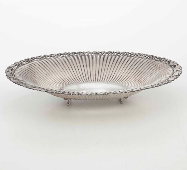 Vassoio ovale in argento fuso, sbalzato e cesellato. Argenteria italiana del XX secolo