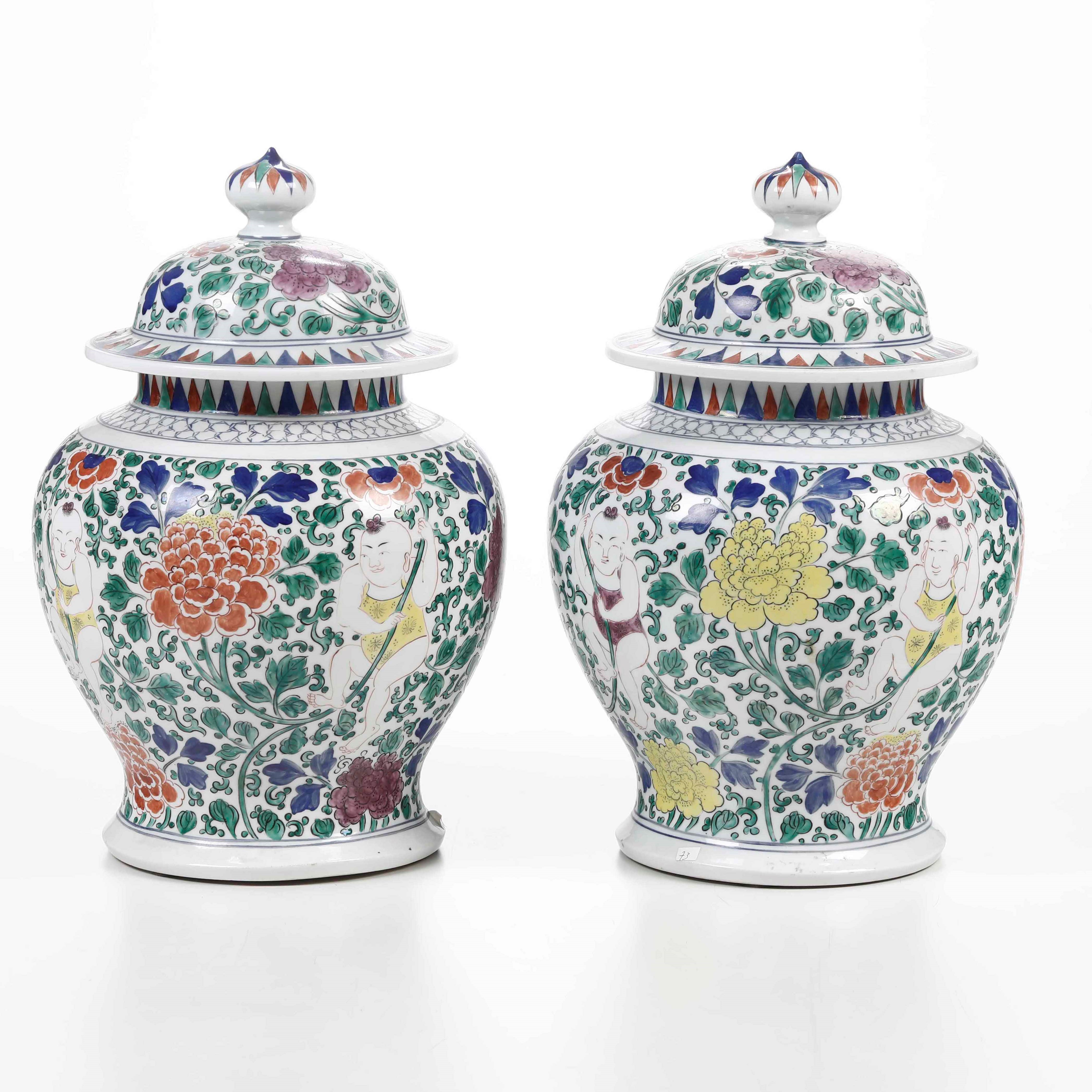 Coppia di Potiches in Porcellana con Figure di Bambini e Decori Floreali, Cina, Samson, XX Secolo