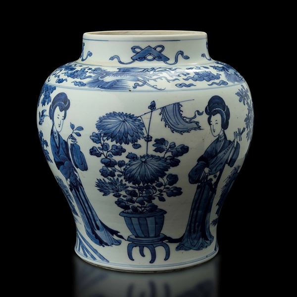Vaso in porcellana bianca e blu con figure di fanciulle e simboli taoisti, Cina, Dinastia Qing, epoca Kangxi (1662-1722)