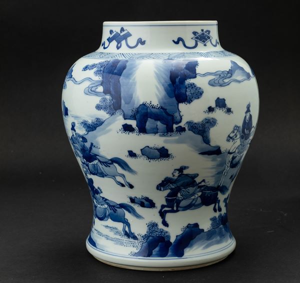 Vaso in porcellana bianca e blu con figure di cavalieri entro paesaggio e simboli taoisti, Cina, Dinastia Qing, XIX secolo