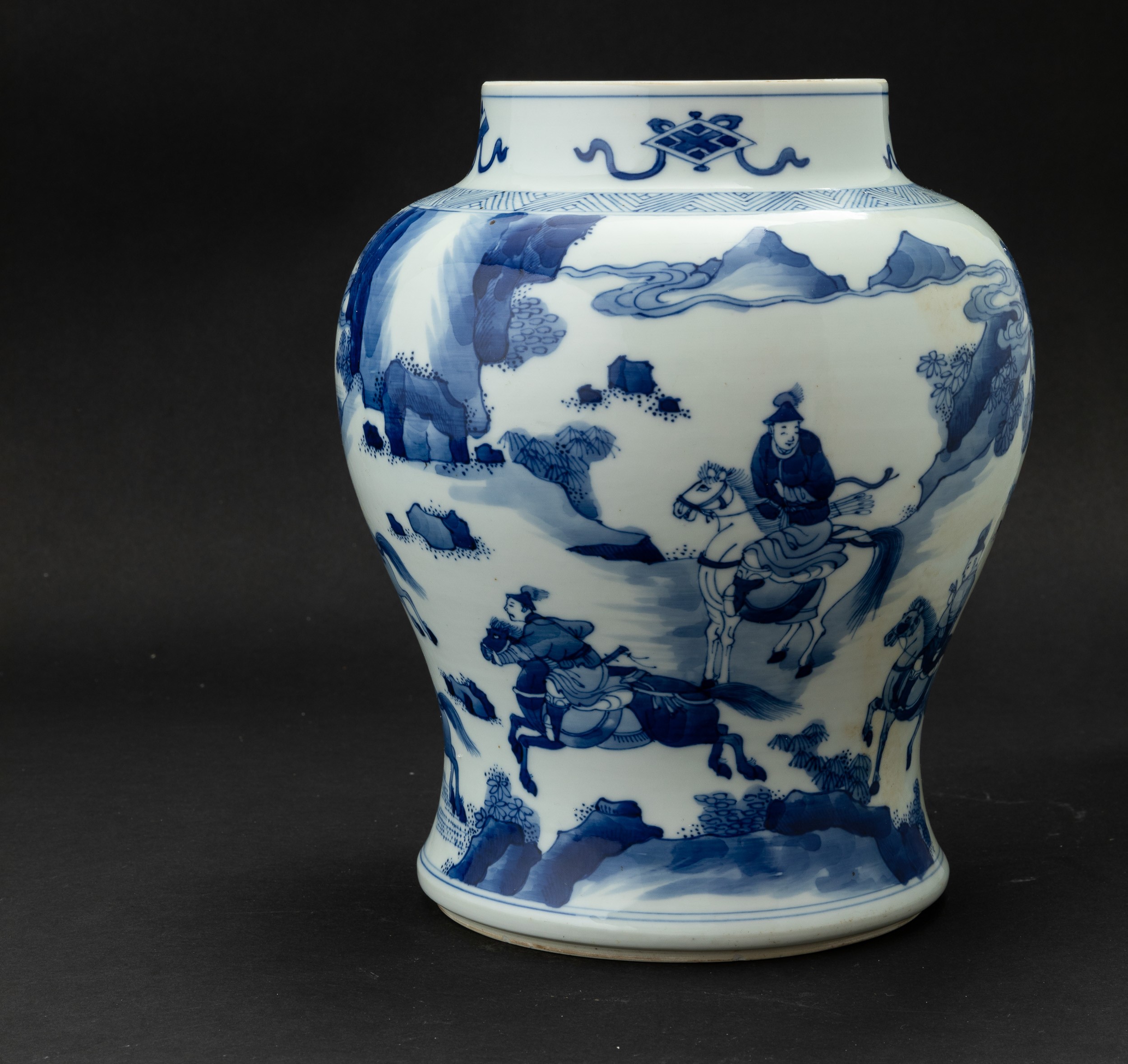 Vaso in Porcellana Bianca e Blu con Figure di Cavalieri Entro Paesaggio e Simboli Taoisti, Cina, ...