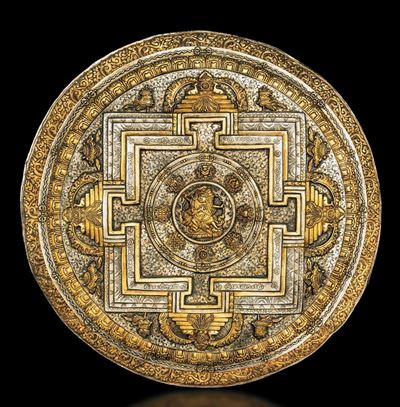 Grande e Finissima Placca Circolare in Argento Cesellato e Parzialmente Dorato con Decoro di Mand...
