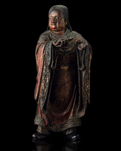 Figura di Personaggio con Frutti in Legno Laccato e Parzialmente Dorato, Cina, Dinastia Ming, XVI...