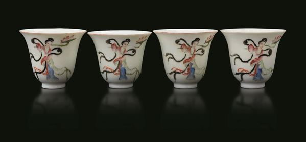 Quattro piccole coppe in porcellana con figure di Guanyin, Cina, inizi XX secolo