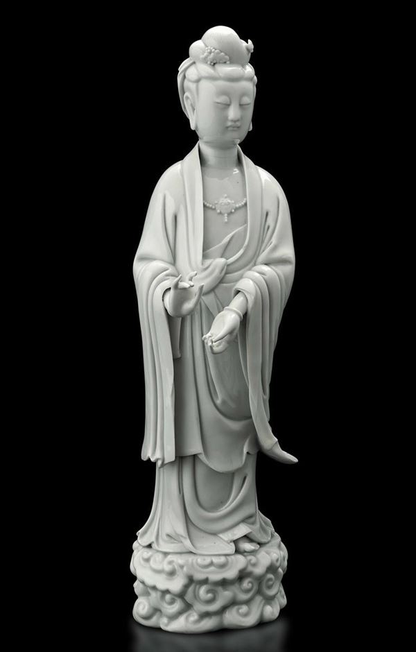 Figura di Guanyin stante in porcellana Blanc de Chine, Dehua, Cina, Dinastia Qing, epoca Qianlong (1736-1796)