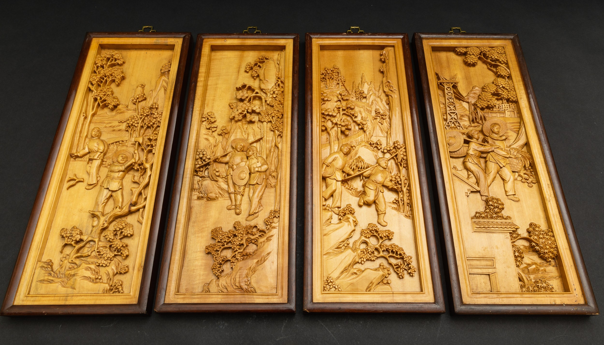 Quattro Pannelli Scolpiti in Legno Raffiguranti Scene di Vita Comune, Cina, Repubblica, XX Secolo