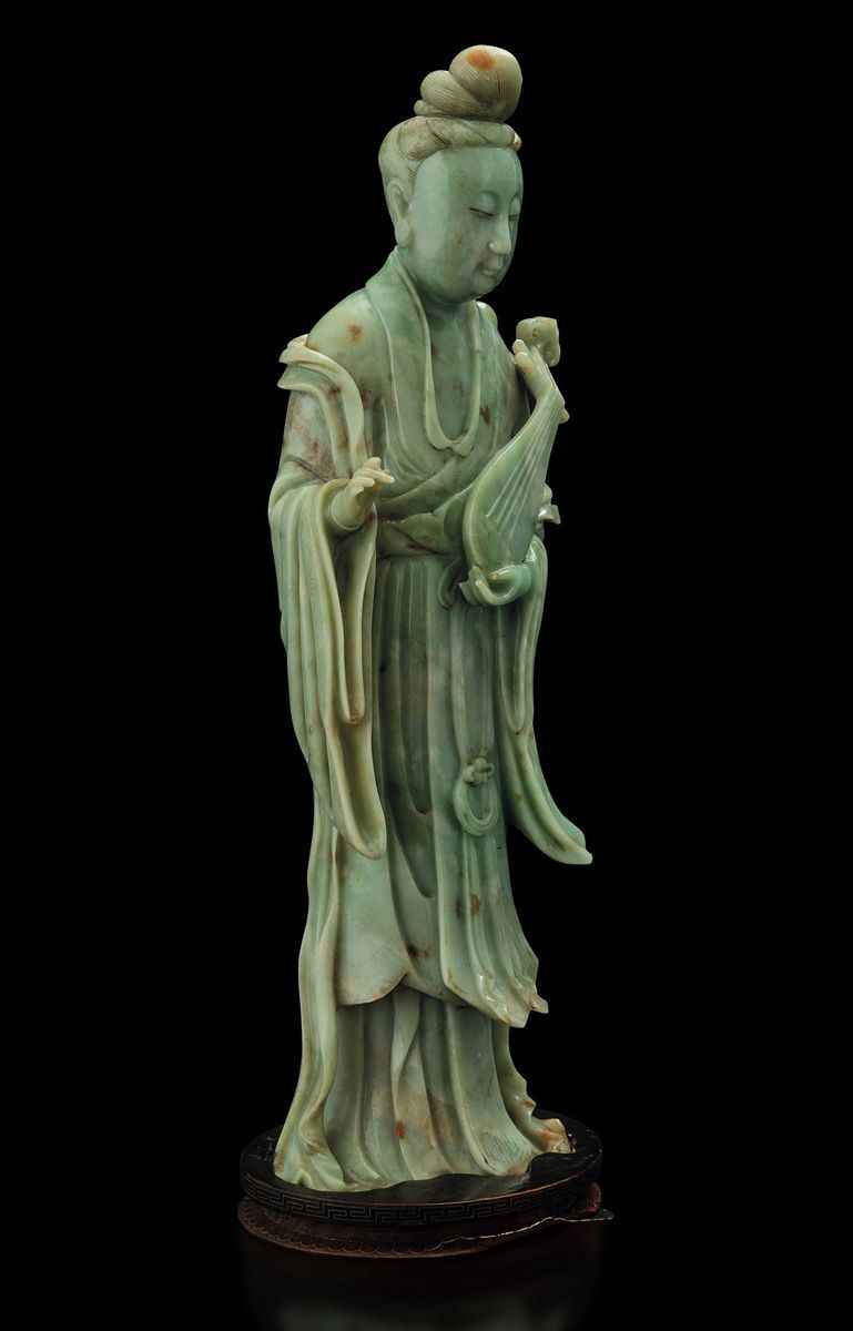 Grande e Rara Figura di Dama con Strumento Musicale Scolpita in Giada Celadon, Cina, Dinastia Qin...