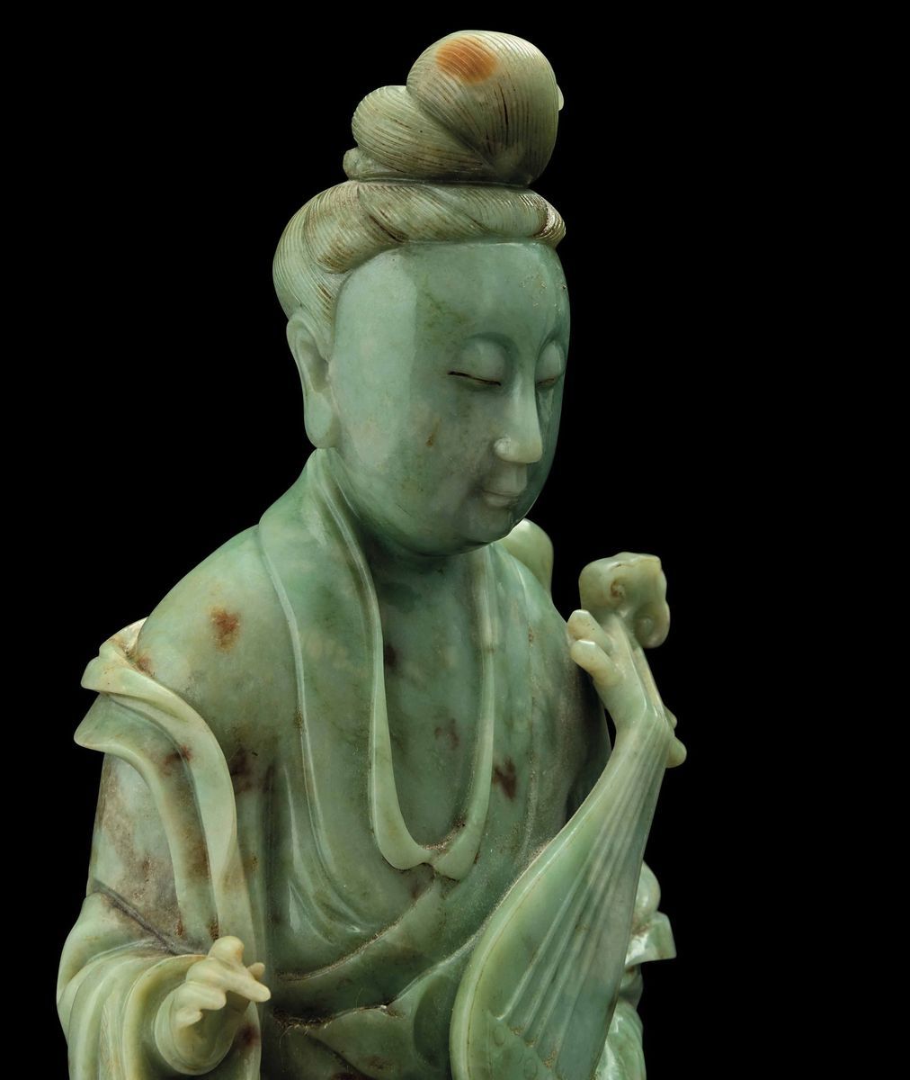 Grande e Rara Figura di Dama con Strumento Musicale Scolpita in Giada Celadon, Cina, Dinastia Qin...