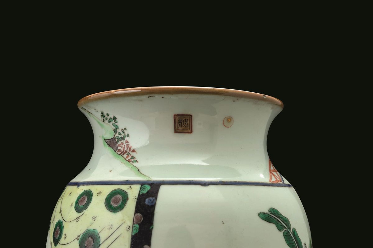 Vaso in Porcellana Famiglia Verde Raffigurante Scena di Vita Comune e Fanciulli, Cina, Dinastia Q...