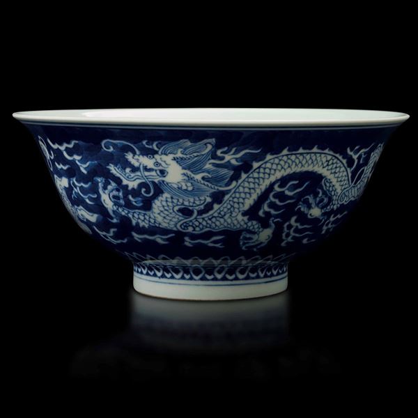 Ciotola in porcellana bianca e blu con figure di draghi tra le nuvole, Cina, Repubblica, XX secolo