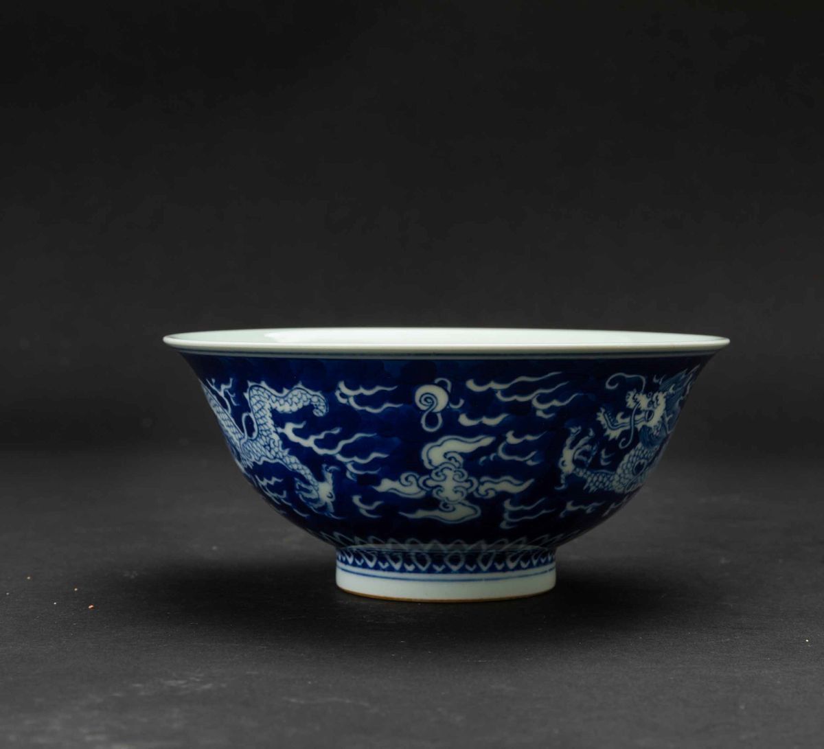Ciotola in Porcellana Bianca e Blu con Figure di Draghi tra le Nuvole, Cina, Repubblica, XX Secol...