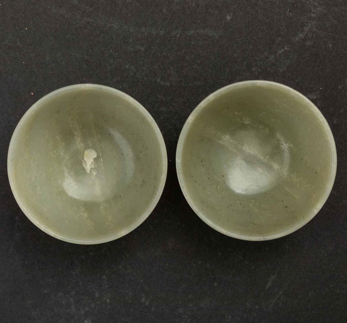 Due Piccole Coppe Scolpite in Giada Celadon, Cina, Dinastia Qing, Marca e del Periodo Qianlong (1...
