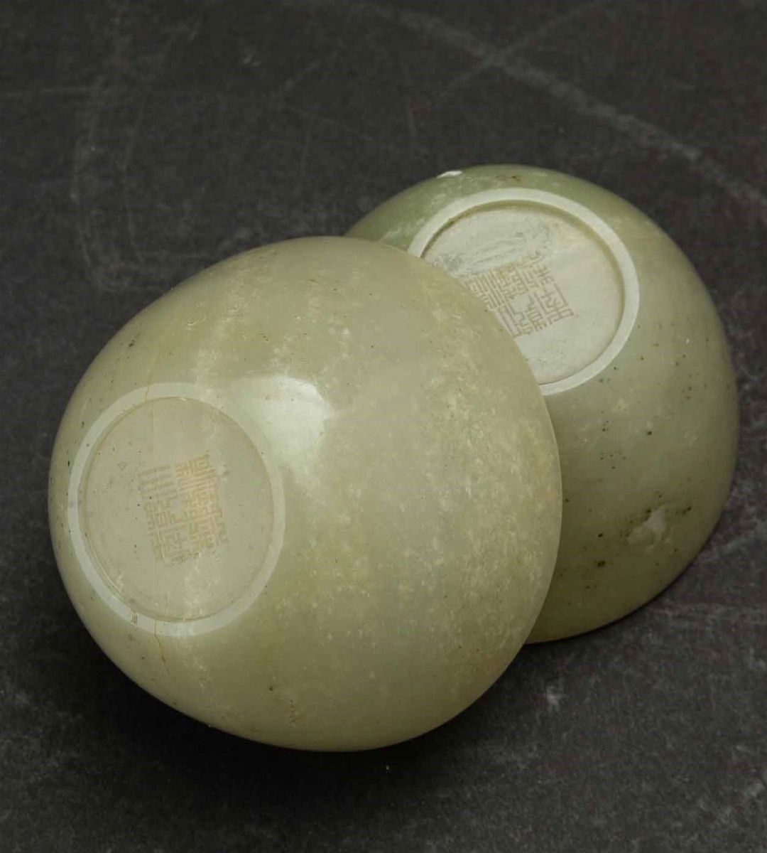 Due Piccole Coppe Scolpite in Giada Celadon, Cina, Dinastia Qing, Marca e del Periodo Qianlong (1...