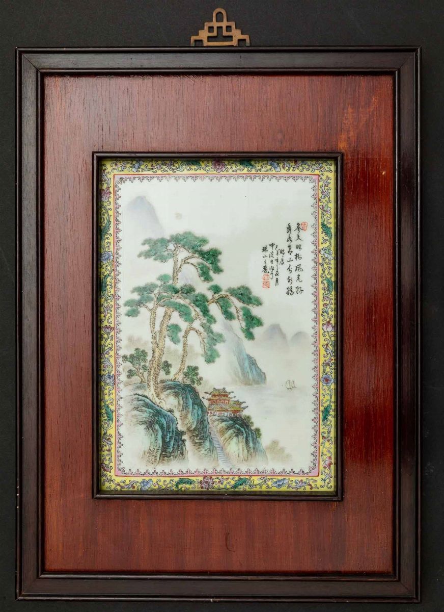 Placca in Porcellana con Raffigurazione di Paesaggio e Iscrizione, Cina, Repubblica, XX Secolo