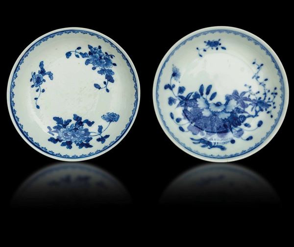 Coppia di piccoli piatti in porcellana bianca e blu con decori floreali, Cina, Dinastia Qing, marca e del periodo Guangxu (1875-1908)