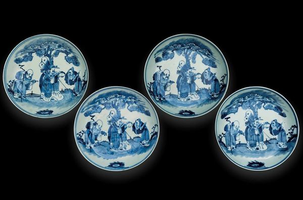 Quattro piatti in porcellana bianca e blu con figure di saggi entro paesaggio, Cina, Dinastia Qing, XIX secolo
