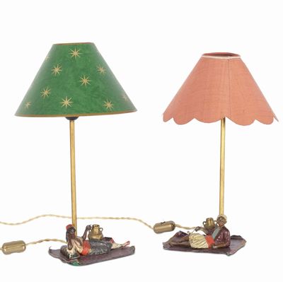 Coppia di Lampade Decorate da Soggetti Orientali