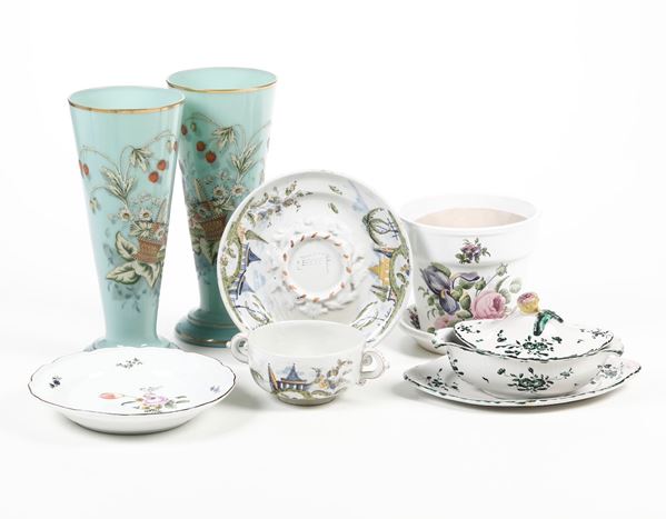 Lotto di maioliche porcellane e vetri, XVIII- XX secolo