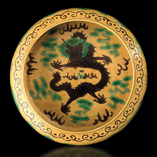Ciotola in porcellana a smalti Sancai con figura centrale di drago tra le nuvole, Cina, Dinastia Qing, marca e del periodo Kangxi (1662-1722)