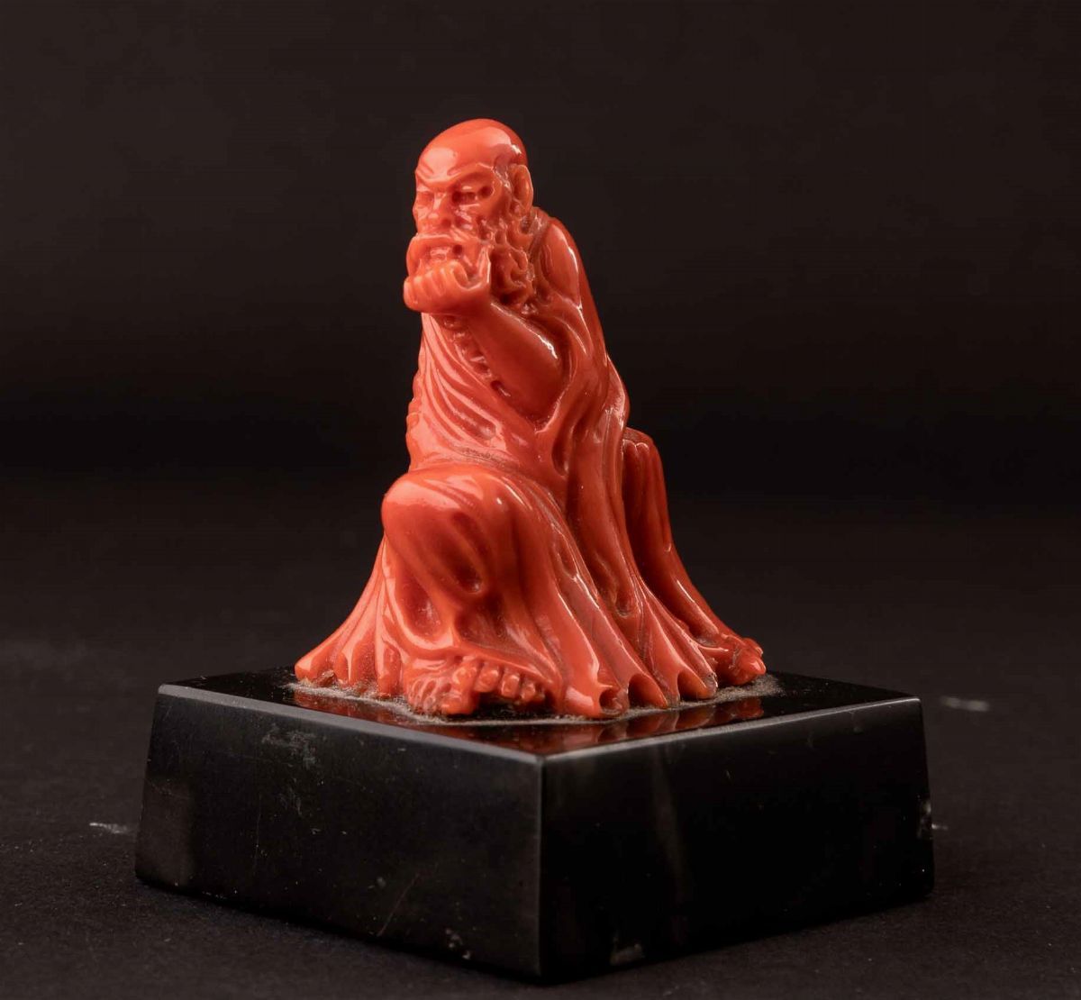 Figura di Saggio Scolpita in Corallo, Cina, Inizi XX Secolo