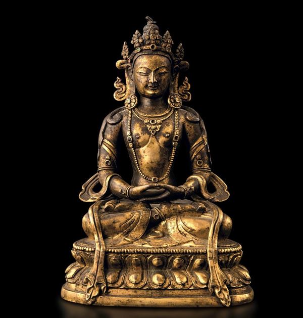 Figura di Buddha Amitayus seduto su doppio fiore di loto in bronzo dorato con innesti di pietre dure, Cina, Dinastia Qing, epoca Kangxi (1662-1722)