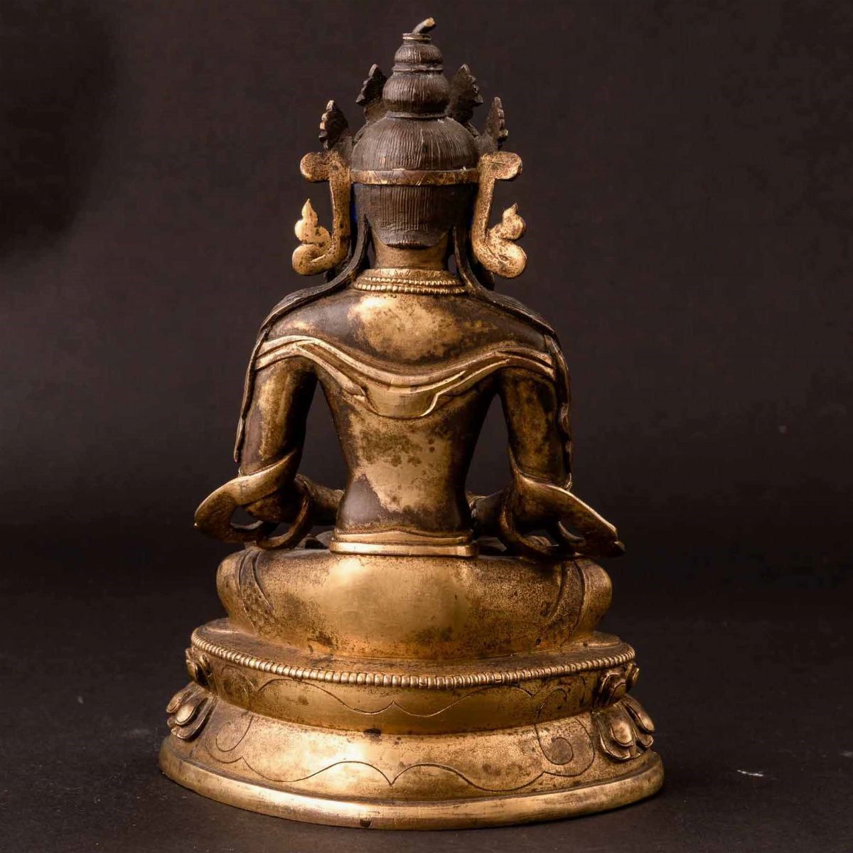 Figura di Buddha Amitayus Seduto su Doppio Fiore di Loto in Bronzo Dorato con Innesti di Pietre D...