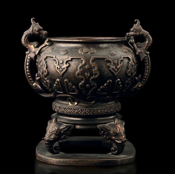 Incensiere tripode in bronzo con manici a foggia di draghetto e decori a rilievo, Cina, Dinastia Qing, XVIII secolo